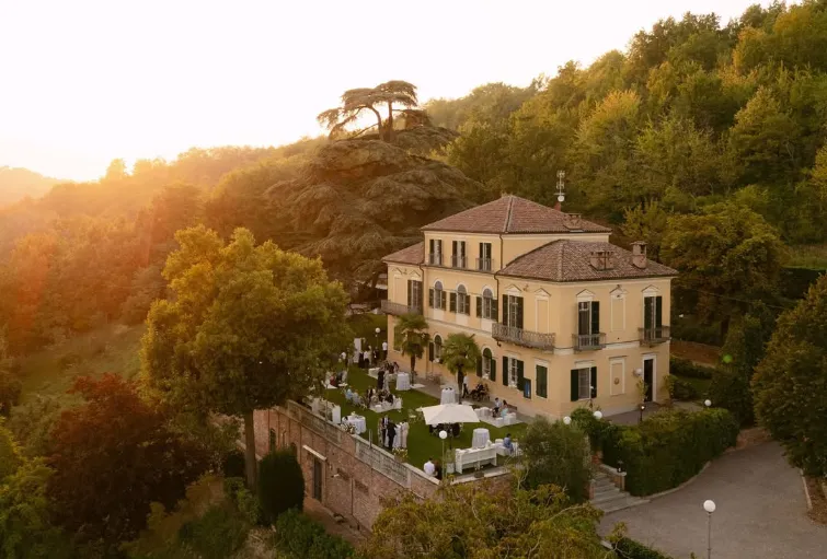 vista-dall-elicottero-di-villa-cedrina-al-tramonto